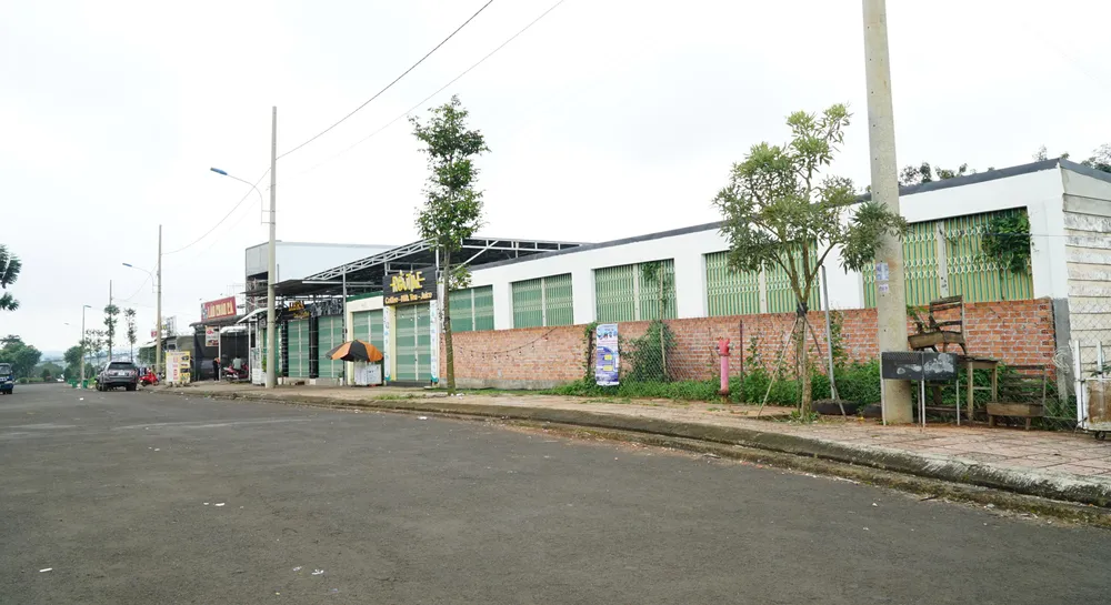 Có nhiều hộ dân cùng được hưởng lợi từ dự án Quảng trường huyện Đắk Mil, nhưng duy chỉ mỗi gia đình bà Lê Thị Lệ Hoa bị rào chắn lối đi vì huyện cho rằng phần đất này đang bị tranh chấp. Ảnh: Vũ Long