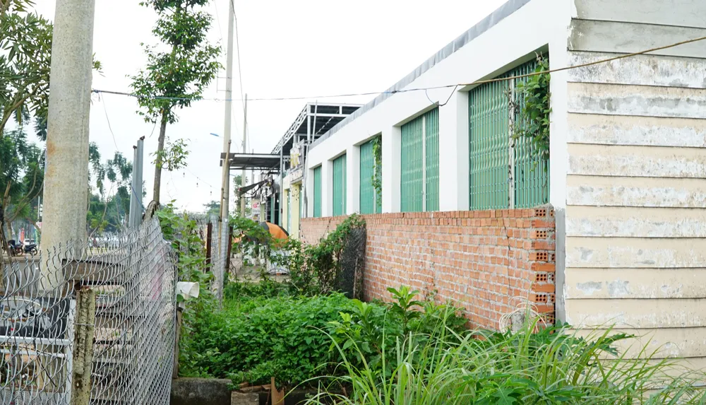 Nhà của bà Lê Thị Lệ Hoa bị chính quyền xây tường rào chắn lối đi lại hơn một năm nay. Ảnh: VŨ LONG