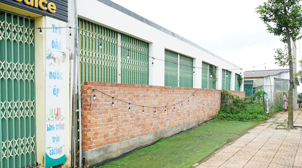 Phần đất công hơn 20 m2 (màu xanh, nằm trong 58,1 m2 đất công dôi dư tại Dự án Quảng trường huyện Đắk Mil) trước nhà bà Lê Thị Lệ Hoa. Ảnh: VŨ LONG