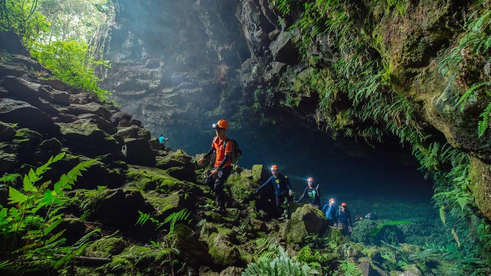 Các chuyên gia vào vị trí hang C7. Ảnh: TT Các chuyên gia vào vị trí hang C7. Ảnh: TT