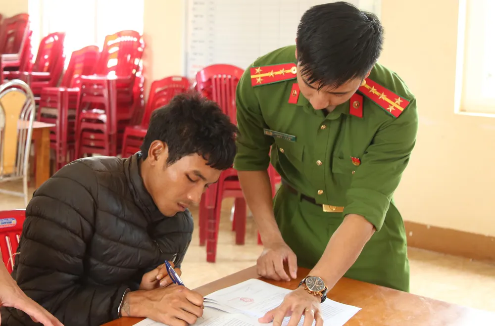 Cơ quan điều tra làm việc với Y Năm Ksơr. Ảnh: AD