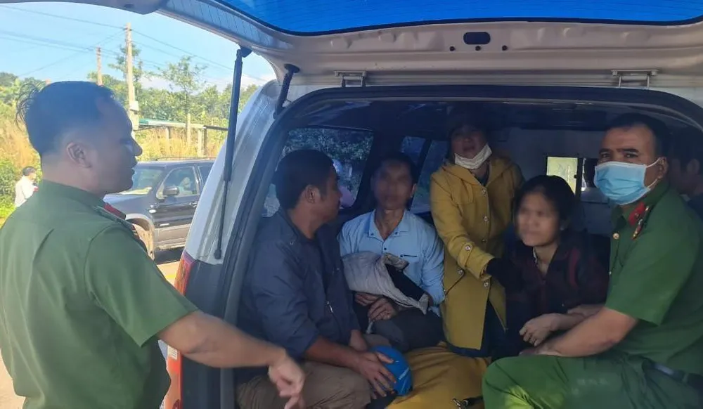 Công an đưa cha mẹ cháu M đi chữa bệnh. Ảnh: Công an xã Cư Kbô cung cấp Công an đưa cha mẹ cháu M đi chữa bệnh. Ảnh: Công an xã Cư Kbô cung cấp