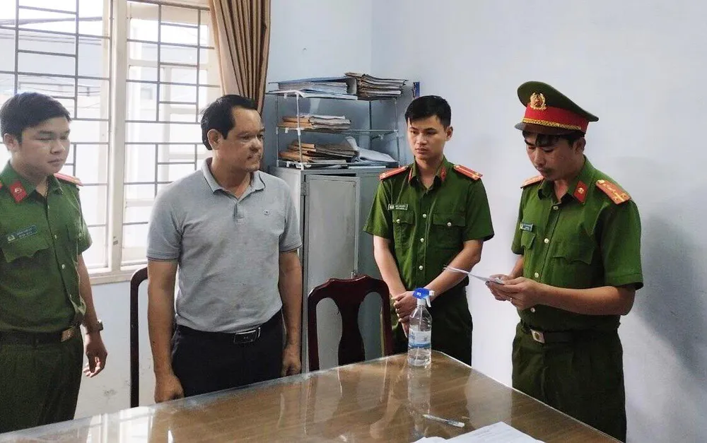 Cơ quan CSĐT Công an tỉnh Đắk Nông thực hiện lệnh bắt tạm giam đối với Phạm Văn Cửu. Ảnh: Công an cung cấp