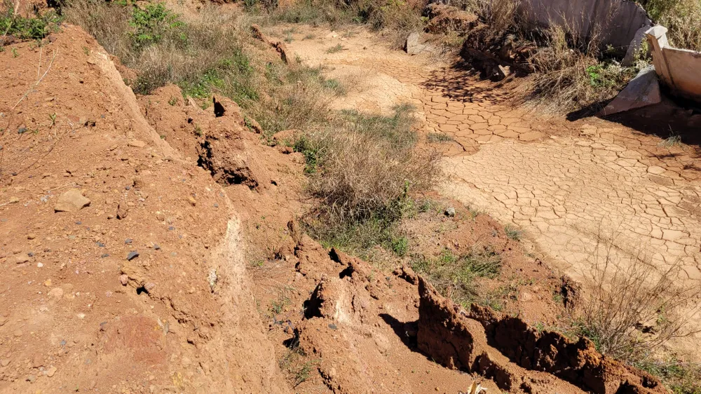 Do bị sạt lở nên đến nay dự án vẫn chưa bàn giao đưa vào sử dụng. Ảnh: VŨ LONG Do bị sạt lở nên đến nay dự án vẫn chưa bàn giao đưa vào sử dụng. Ảnh: VŨ LONG