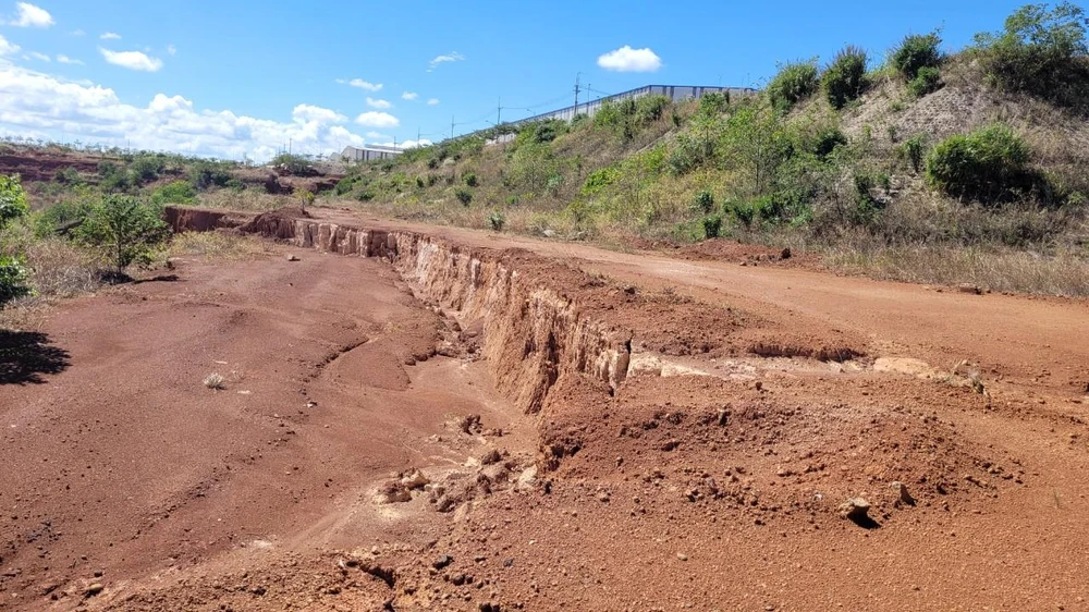 Nhiều vị trí gần dự án bị sạt lở. Ảnh: VŨ LONG