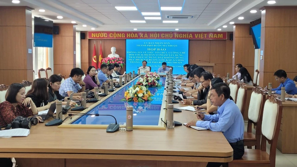 Họp báo thông tin việc cưỡng chế. Ảnh: VŨ LONG