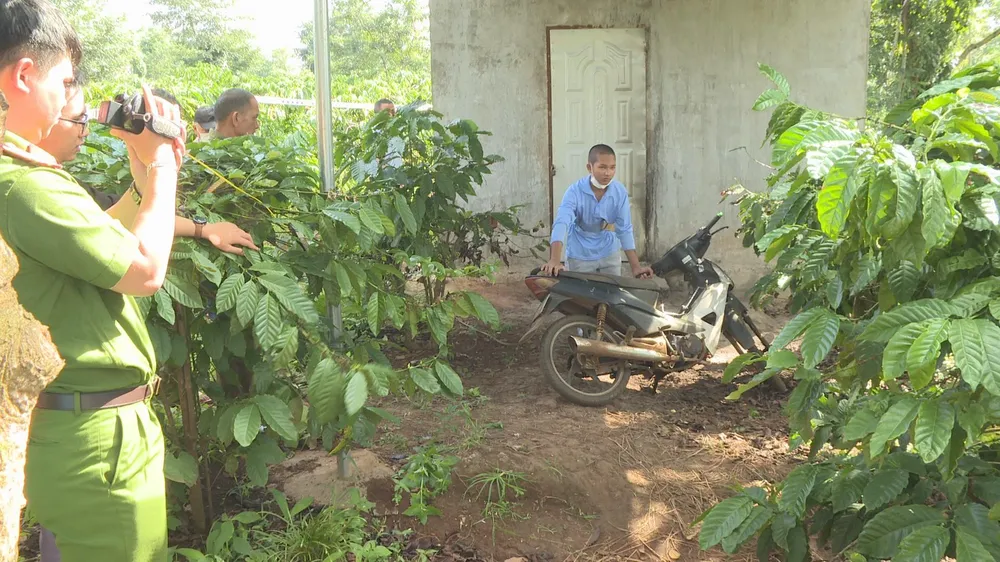 Gây án xong Y Wiêt Kbuôr cướp xe máy của nạn nhân rồi bỏ trốn. Ảnh: ĐS Gây án xong Y Wiêt Kbuôr cướp xe máy của nạn nhân rồi bỏ trốn. Ảnh: ĐS