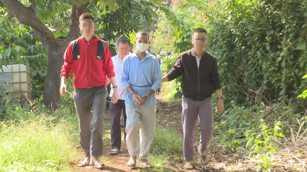 Dẫn giải Y Wiêt Kbuôr đến hiện trường. Ảnh: ĐS Dẫn giải Y Wiêt Kbuôr đến hiện trường. Ảnh: ĐS