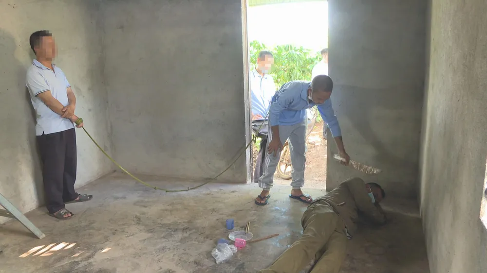 Y Wiêt Kbuôr đang thực nghiệm hiện trường vụ giết chú họ. Ảnh: ĐS Y Wiêt Kbuôr đang thực nghiệm hiện trường vụ giết chú họ. Ảnh: ĐS