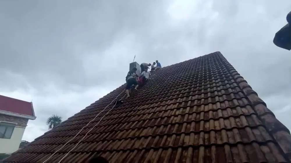 Hiện trường nam thanh niên trèo lên nóc nhà. Ảnh: ĐS Hiện trường nam thanh niên trèo lên nóc nhà. Ảnh: ĐS