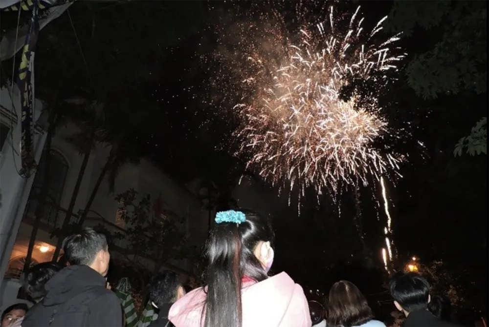 Người dân TP Buôn Ma Thuột xem bắn pháo hoa đêm giao thừa. Ảnh: VŨ LONG Người dân TP Buôn Ma Thuột xem bắn pháo hoa đêm giao thừa. Ảnh: VŨ LONG