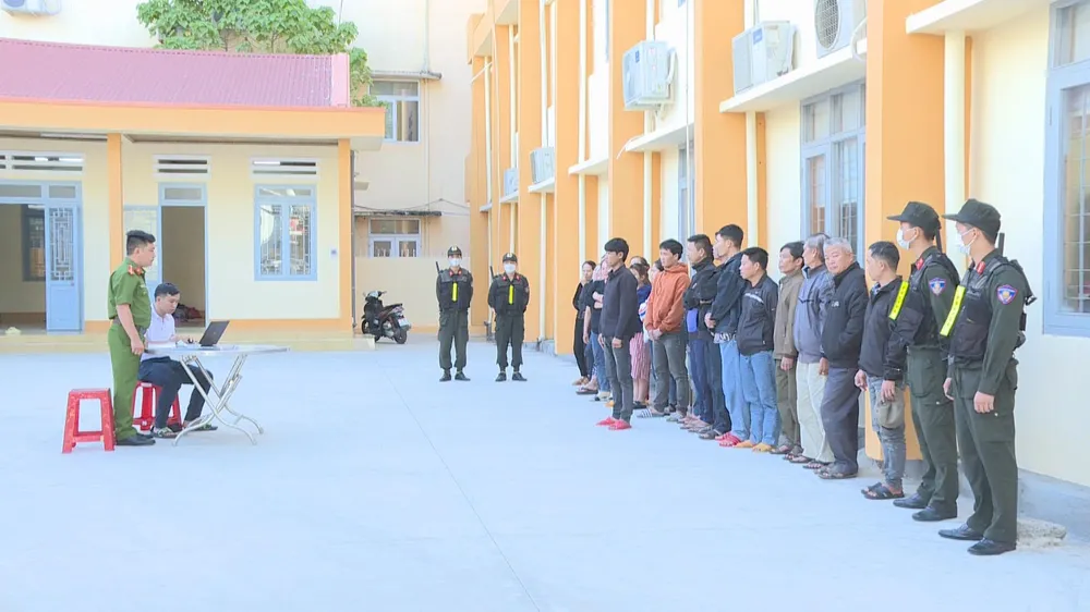 Công an làm việc với những người liên quan vụ đánh bạc. Ảnh: ĐS Công an làm việc với những người liên quan vụ đánh bạc. Ảnh: ĐS