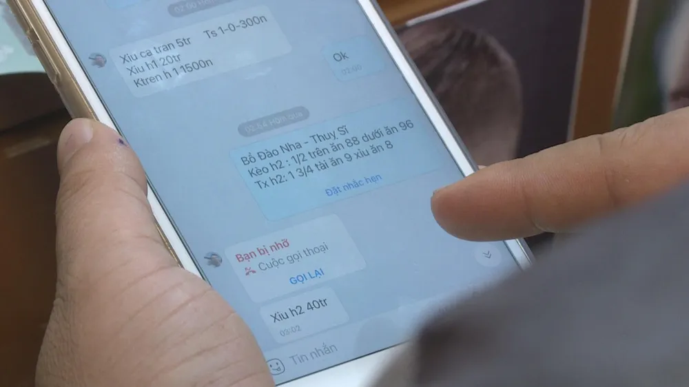 Nhiều người sử dụng điện thoại để thực hiện cá độ bóng đá. Ảnh: SĐ Nhiều người sử dụng điện thoại để thực hiện cá độ bóng đá. Ảnh: SĐ