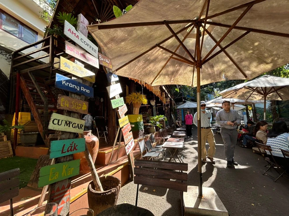 Nhiều địa danh ở Đắk Lắk được ghi tại một quán cà phê. Ảnh: VŨ LONG Nhiều địa danh ở Đắk Lắk được ghi tại một quán cà phê. Ảnh: VŨ LONG