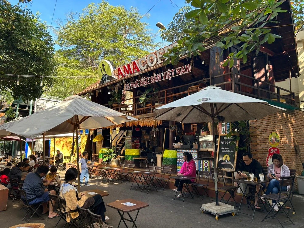 Những quán cà phê ở đường sách mang bản sắc của người dân bản địa. Ảnh: VŨ LONG Những quán cà phê ở đường sách mang bản sắc của người dân bản địa. Ảnh: VŨ LONG