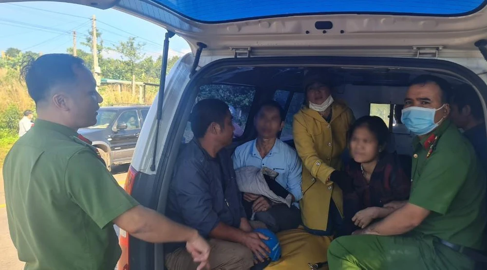 Công an và lực lượng chức năng xã Cư Kpô đưa vợ chồng ông HNH đi chữa trị ở bệnh viện tâm thần. Ảnh: Công an cung cấp