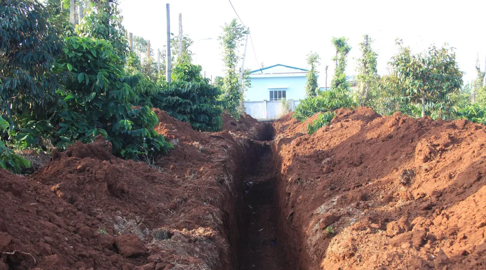 Đào đường ống tại tiểu dự án tưới tiêu ở xã Quảng Phú. Ảnh: VŨ LONG Đào đường ống tại tiểu dự án tưới tiêu ở xã Quảng Phú. Ảnh: VŨ LONG