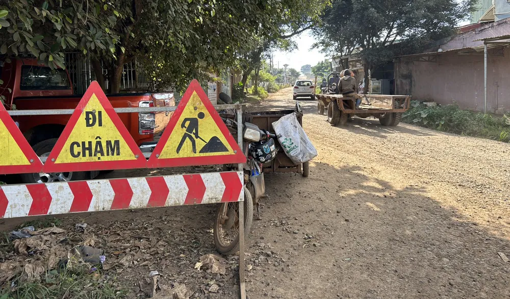 Người dân ở đầu tuyến dự án chưa chịu bàn giao mặt bằng. Ảnh: VŨ LONG