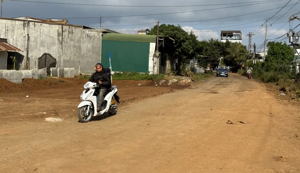 Đường tránh đi vào khu đông dân cư. Ảnh: VŨ LONG