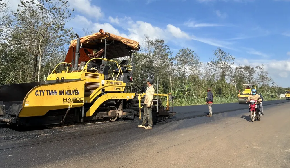 Nhà thầu thi công dự án đầu tư xây dựng đường Hồ Chí Minh đoạn tránh phía Đông TP Buôn Ma Thuột. Ảnh: VŨ LONG