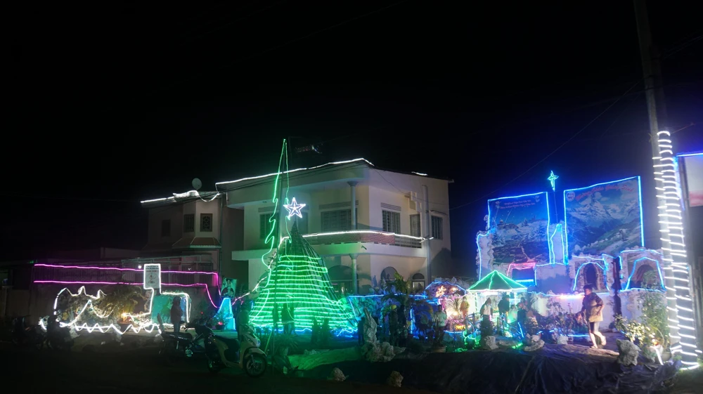 Người dân trang trí trước nhà để chuẩn bị đón lễ Giáng sinh. Ảnh: LĐ