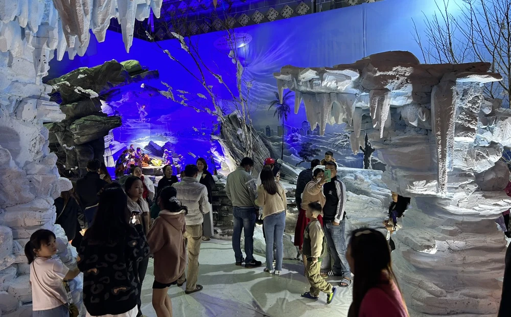 Người dân chụp ảnh lưu niệm. Ảnh: VŨ LONG