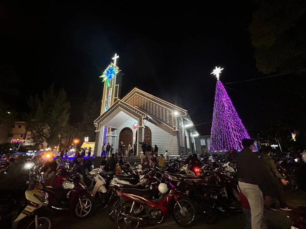 Đông đảo người dân đến nhà thờ chính tòa ở TP Buôn Ma Thuột. Ảnh: VŨ LONG