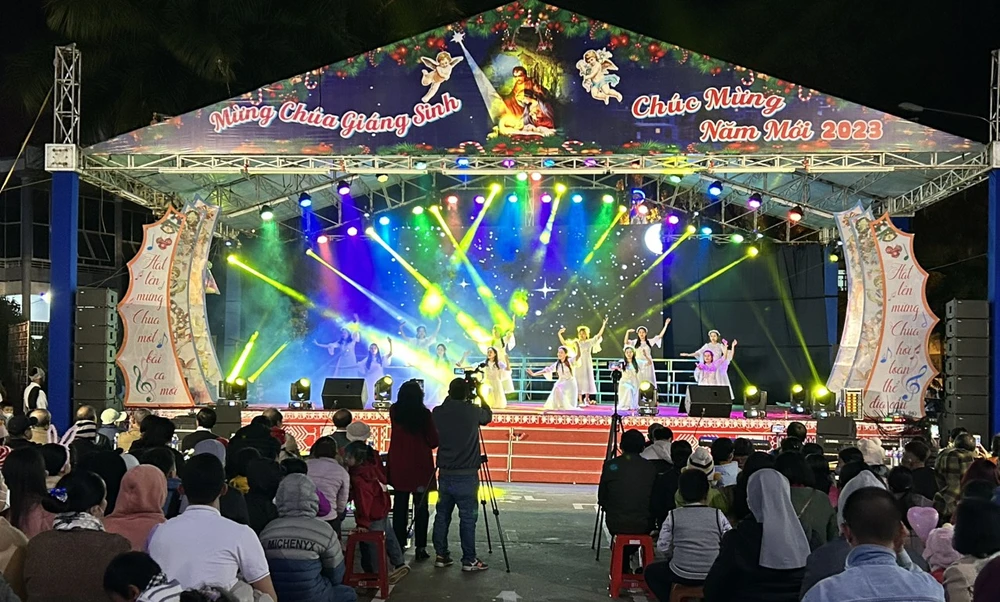 Chương trình văn nghệ tại khu vực nhà thờ chính tòa ở TP Buôn Ma Thuột. Ảnh: VŨ LONG