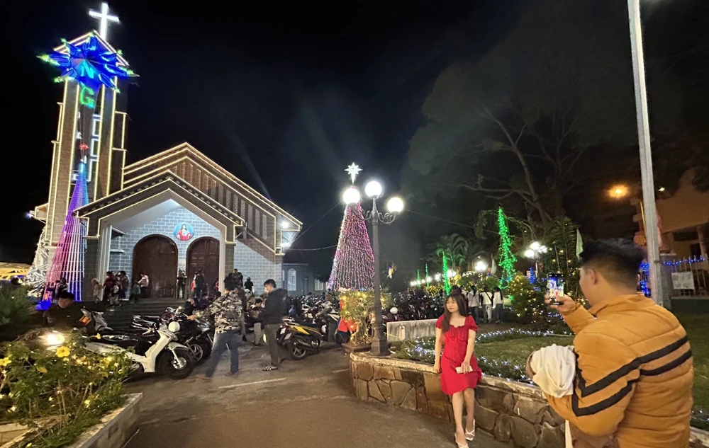 Giới trẻ chụp ảnh tại nhà thờ chính tòa ở TP Buôn Ma Thuột. Ảnh: VŨ LONG