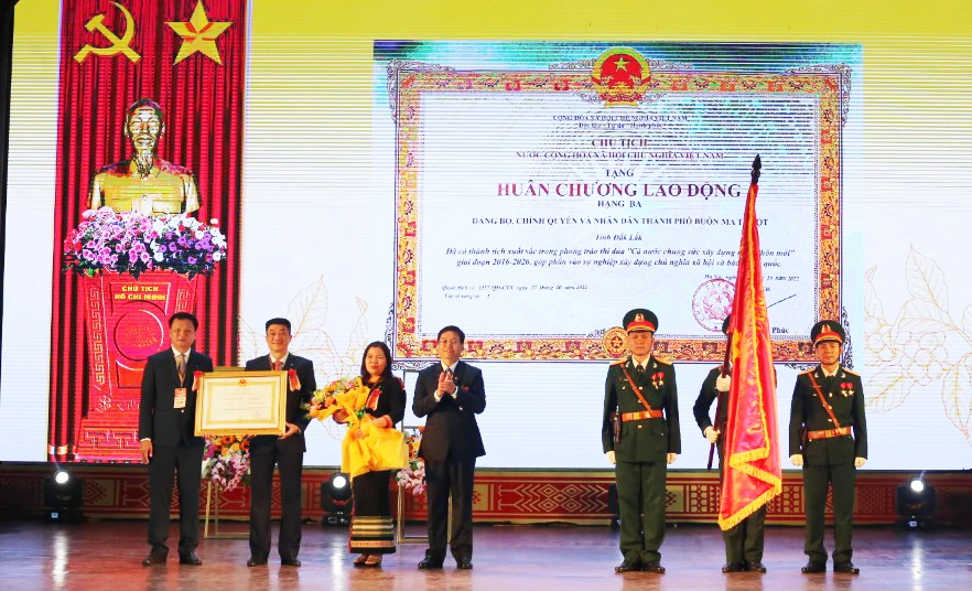 TP Buôn Ma Thuột đón nhận Huân chương Lao động hạng Ba của Chủ Tịch nước. Ảnh: TT