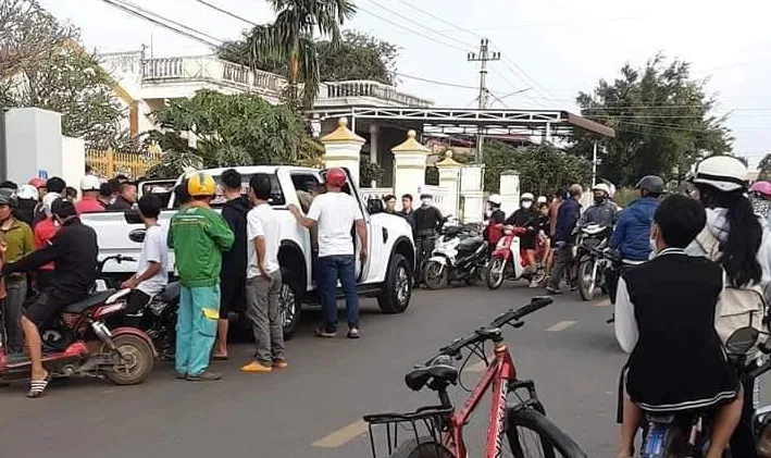 Đông đảo người dân có mặt ở hiện trường vụ nổ. Ảnh: QĐ