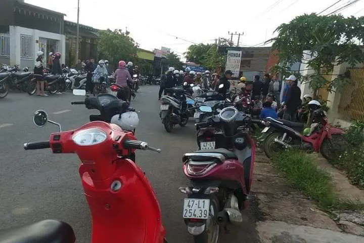 Đông đảo người dân hiếu kỳ có mặt đông ở hiện trường vụ nổ. Ảnh: QĐ