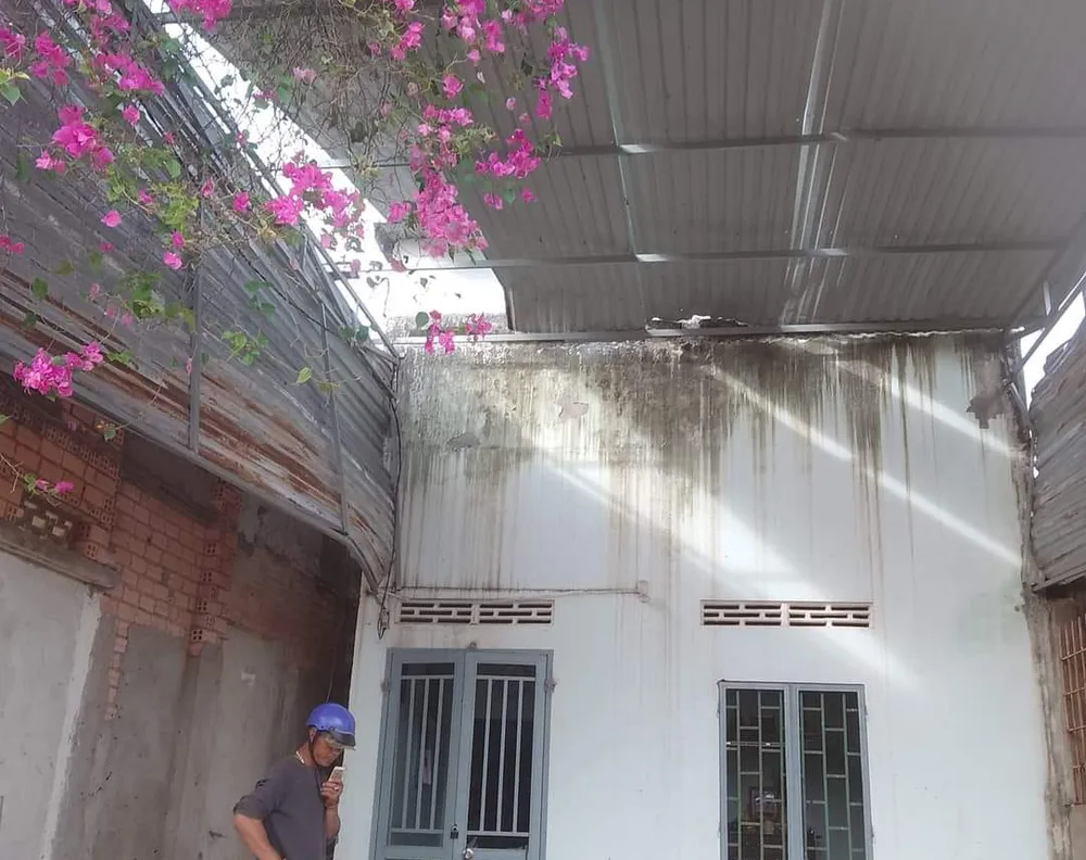 Mái che nhà bà N bị hư hỏng. Ảnh: TB