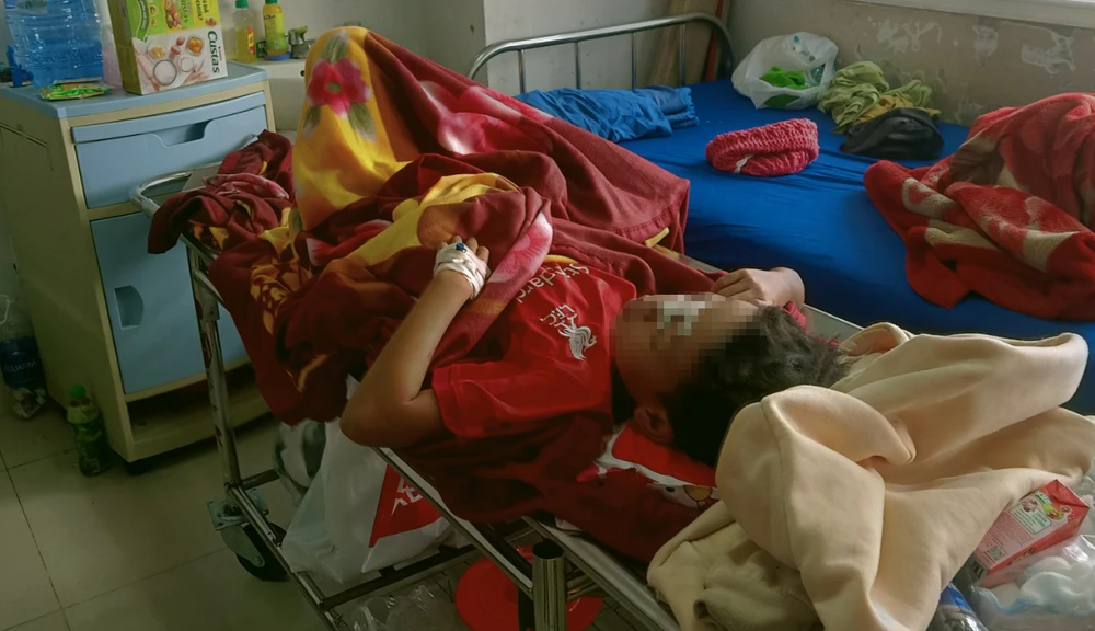 Cháu NĐBA đang được cấp cứu ở Bệnh viện Đa khoa vùng Tây Nguyên. Ảnh: TT