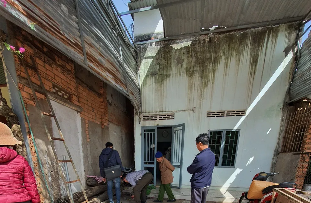 Vụ nổ khiến mái hiên nhà bà VTHH biến dạng. Ảnh: NC Vụ nổ khiến mái hiên nhà bà VTHH biến dạng. Ảnh: NC