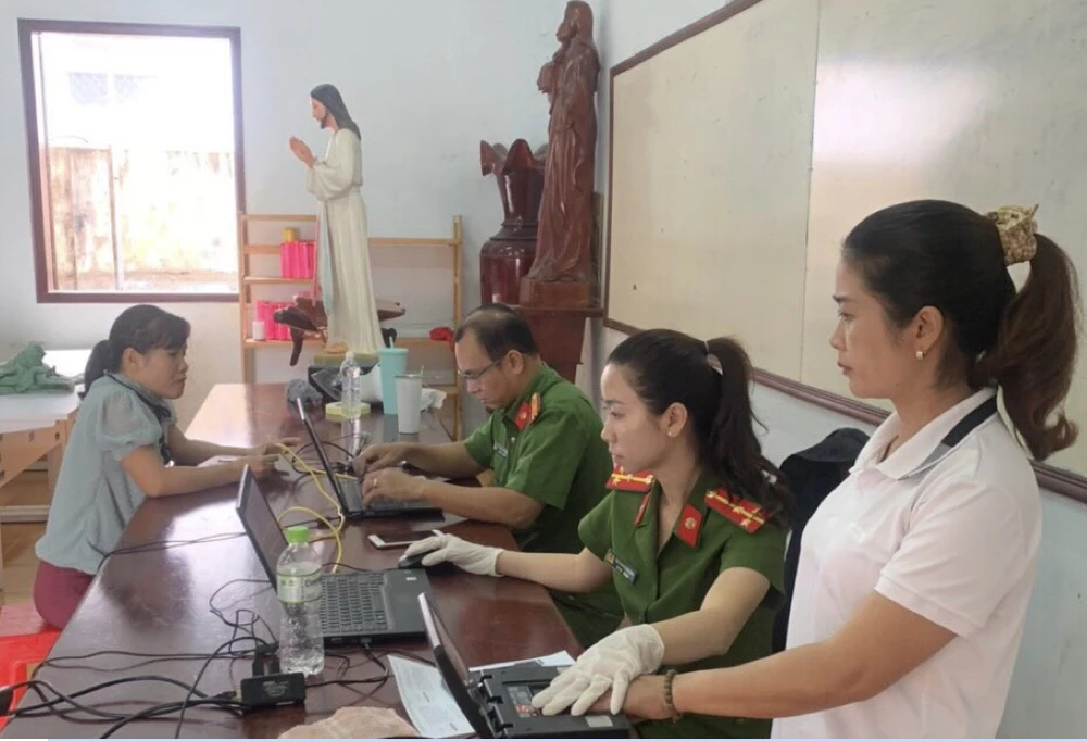 Lực lượng công an các huyện, thành phố ở Đắk Nông nỗ lực ngày đêm cấp CCCD và mã định danh điện tử cho người dân. Ảnh: MQ