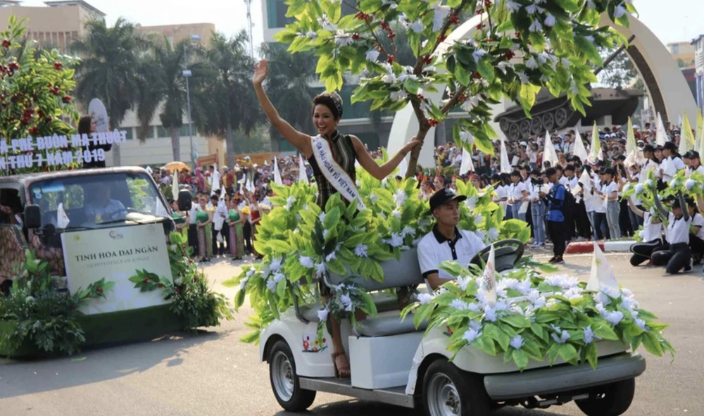 Hoa hậu H'Hen Niê trong lễ hội đường phố năm 2019. Ảnh: BTC