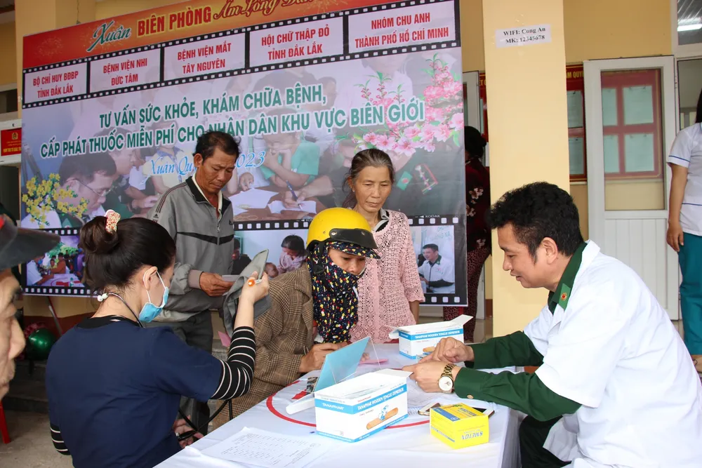 Khám và cấp thuốc miễn phí cho người dân. Ảnh: Ngọc Anh Khám và cấp thuốc miễn phí cho người dân. Ảnh: Ngọc Anh
