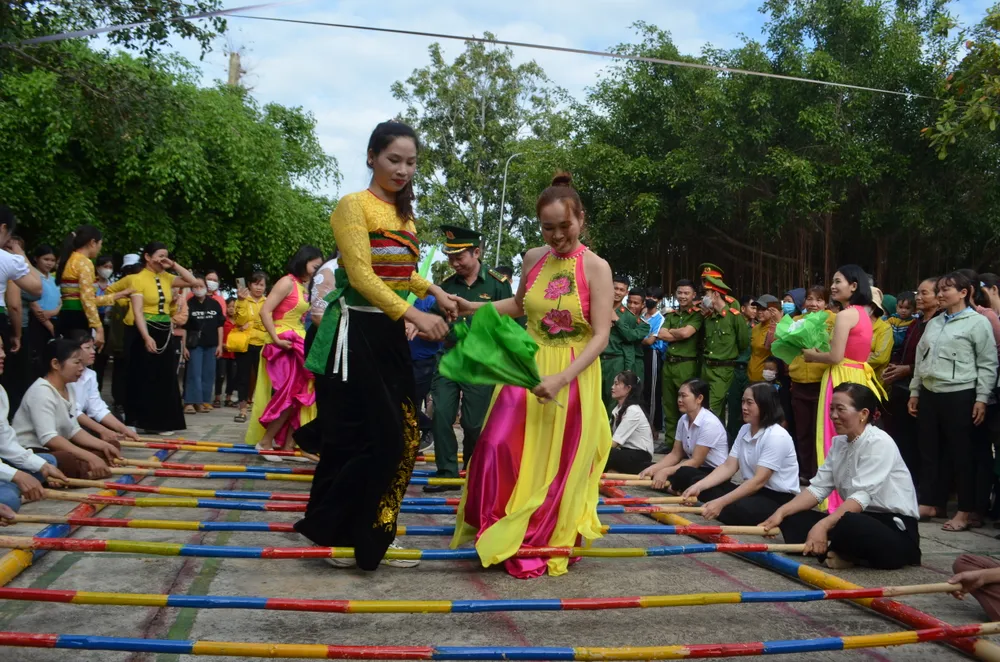 Chương trình văn nghệ tại Chương trình “Xuân biên phòng, ấm lòng dân bản”. Ảnh: Ngọc Lân Đồn Biên phòng Ia R’vê