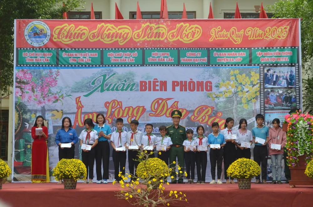 Tặng quà cho học sinh có hoàn cảnh khó khăn. Ảnh: Ngọc Lân Đồn Biên phòng Ia R’vê