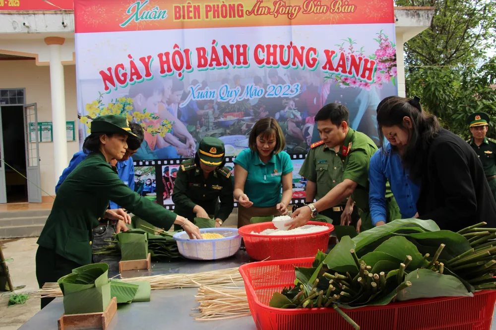 Cán bộ chiến sĩ Đồn Biên phòng Ia R'vê và lực lượng chức năng, người dân địa phương tham gia gói bánh chưng. Ảnh: Ngọc Anh Cán bộ chiến sĩ Đồn Biên phòng Ia R'vê và lực lượng chức năng, người dân địa phương tham gia gói bánh chưng. Ảnh: Ngọc Anh