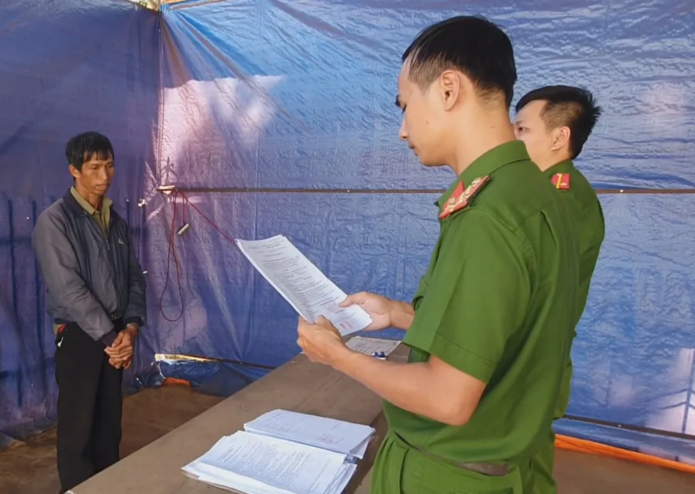 Phùng Kiềm Phụng tại cơ quan công an. Ảnh: SĐ