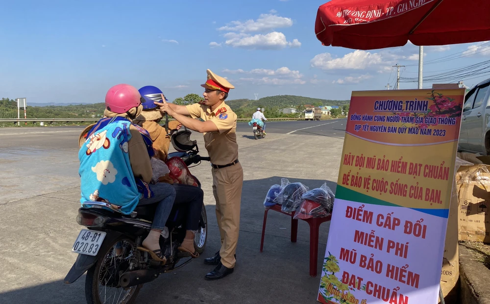 Nhiều trường hợp được đổi mũ bảo hiểm khi trở về nhà đón Tết. Ảnh: MQ