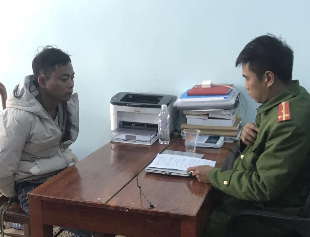 Bùi Văn Huyên tại cơ quan công an. Ảnh: MQ