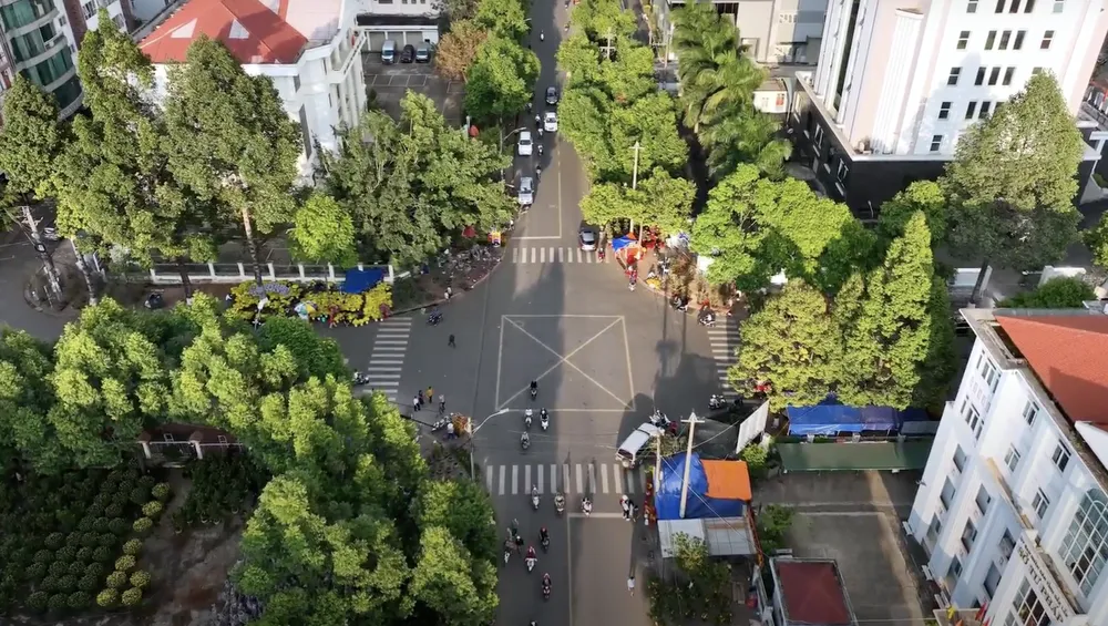 Chợ hoa Buôn Ma Thuột ở đường Trường Chinh. Ảnh: Thanh Bình