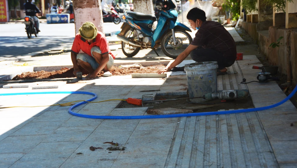 Lát đá chỉnh trang đô thị TP Buôn Ma Thuột. Ảnh: HG