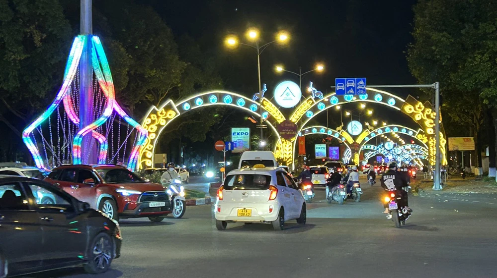 TP Buôn Ma Thuột về đêm. Ảnh: VŨ LONG