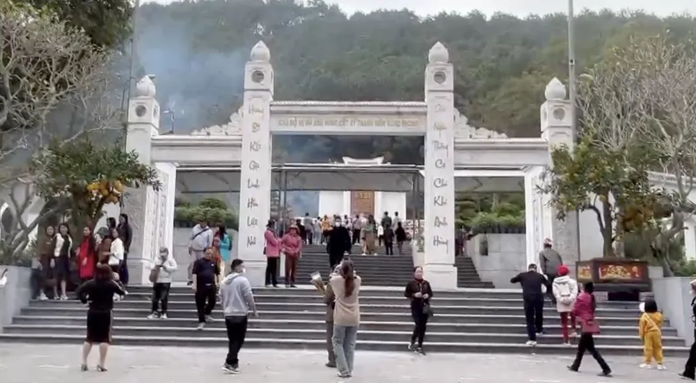 Đông đảo du khách đến Khu di tích tưởng niệm 10 cô gái Đồng Lộc. Ảnh: VŨ LONG