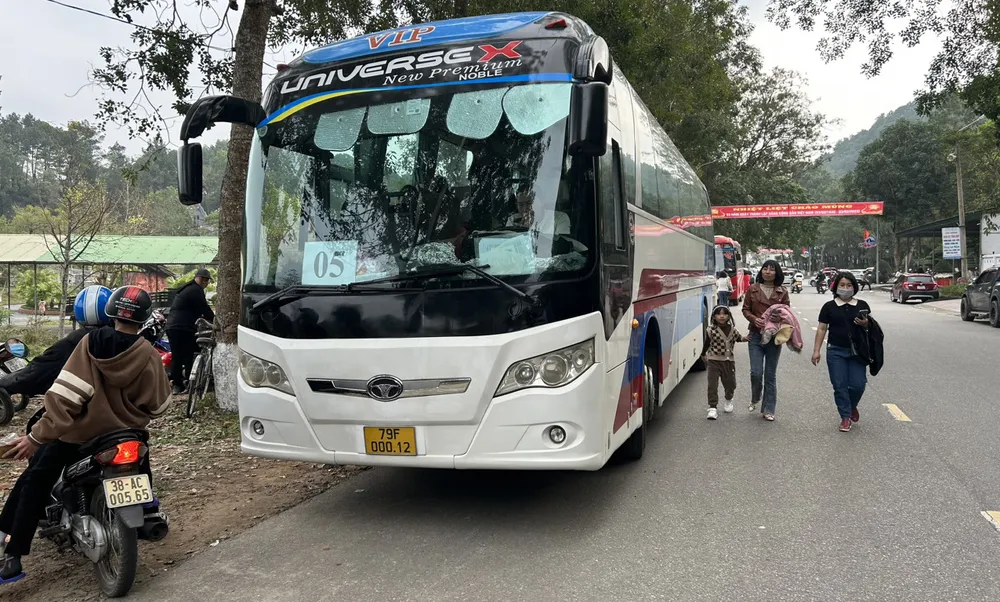 Đoàn khách từ tỉnh Khánh Hòa đến Khu di tích Ngã ba Đồng Lộc. Ảnh: VŨ LONG