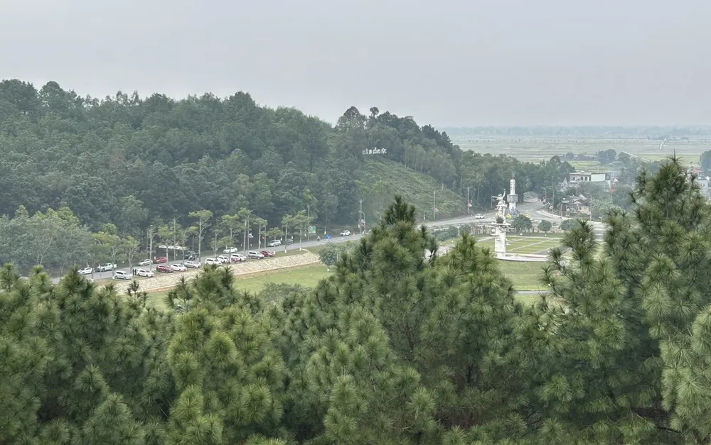 Người dân đến dâng hương tại Khu di tích Ngã ba Đồng Lộc. Ảnh: VŨ LONG